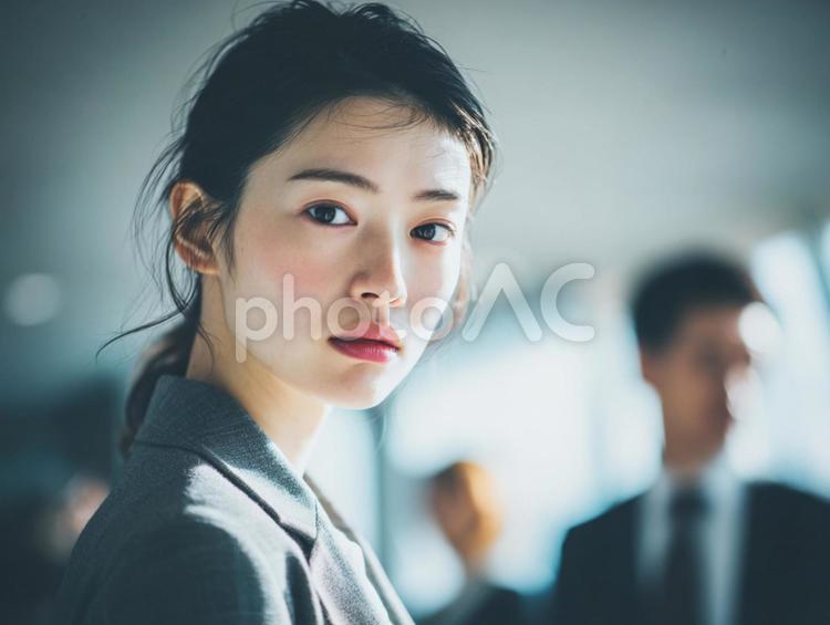 カメラ目線のスーツの女性 女性,スーツ,ビジネスの写真素材