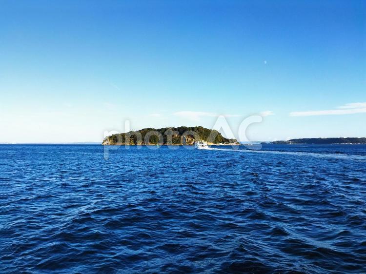猿島に向かって航行する船　奥に三浦半島 猿島,灯標,浮標の写真素材