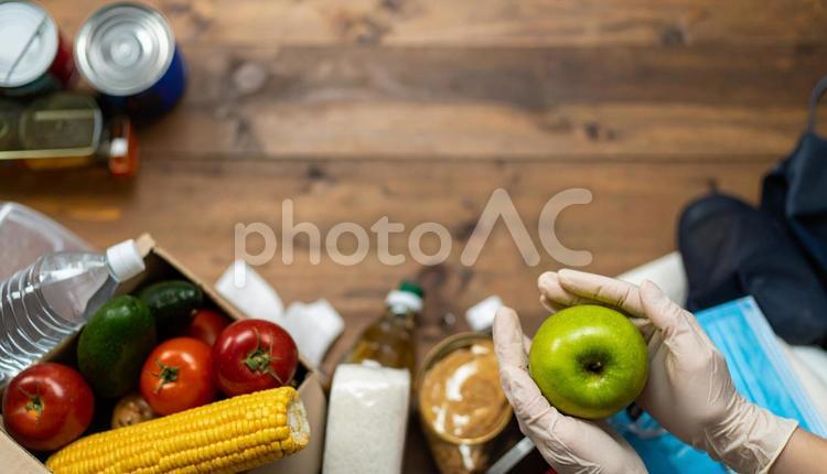防災グッズを広げたところ 防災,非常食,避難の写真素材