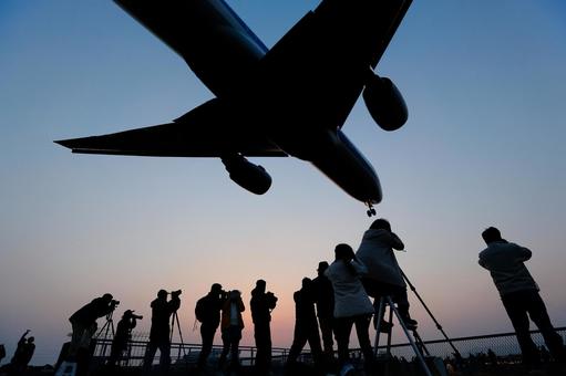 飛行機を見上げる人々｜シルエット 飛行機,航空機,旅客機の写真素材
