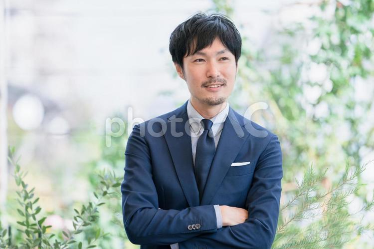 緑とスーツの男性 人物,ビジネス,男性の写真素材