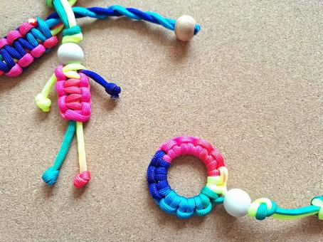 パラコードの人形とリング パラコード,マクラメ,平編みの写真素材