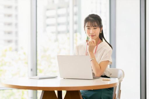 オフィスで働く若いビジネスウーマン オフィスで働く若いビジネスウーマン 女性,20代,若いの写真素材