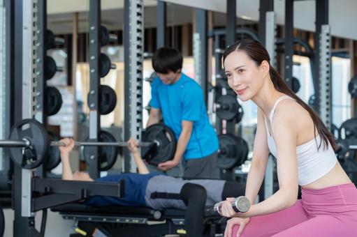 スポーツジムでトレーニングをする若い男女 スポーツジム,フィットネス,ダイエットの写真素材
