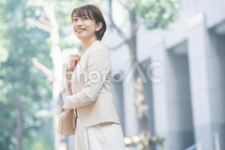 ビジネスウーマンのポートレイト 働く,女,野外の写真素材
