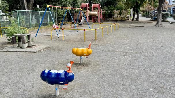 住宅街にある公園 住宅街にある公園の写真