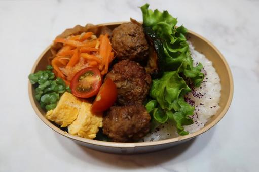 ミートボールと人参のカラフルなお弁当 弁当,カラフル,ミートボールの写真素材