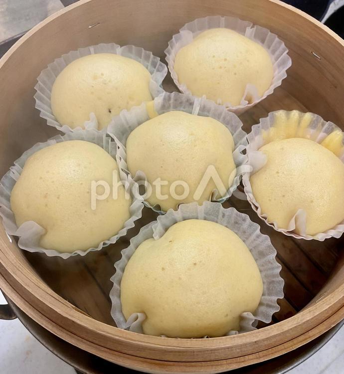 出来立てほかほかの蒸しパン 蒸しパン,蒸篭,出来立ての写真素材
