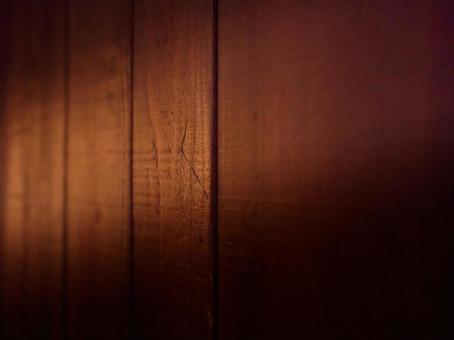 光差す壁板暗い茶色ダークブラウン木目背景 壁,板,木目の写真素材