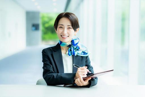 案内する受付の女性 案内する受付の女性の写真