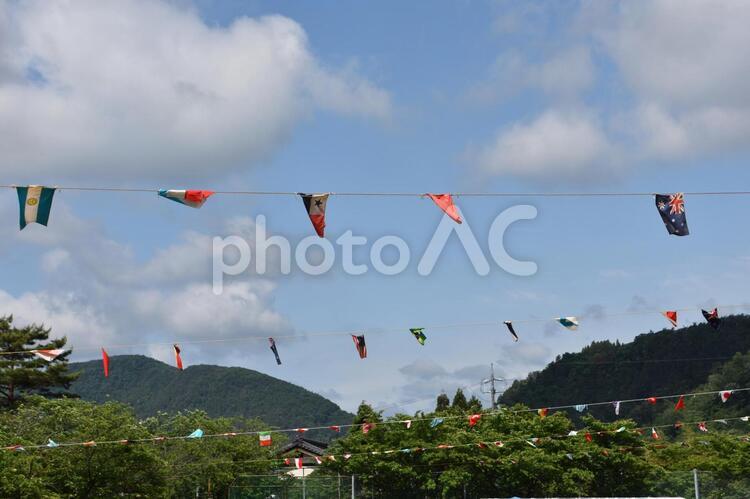 風に揺れる万国旗 運動会,万国旗,青空の写真素材