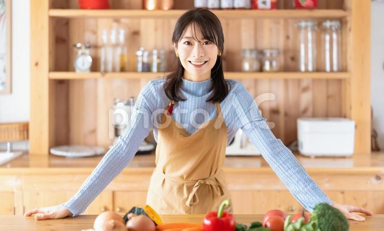 キッチンで料理をする女性のイメージ 女性,キッチン,料理の写真素材