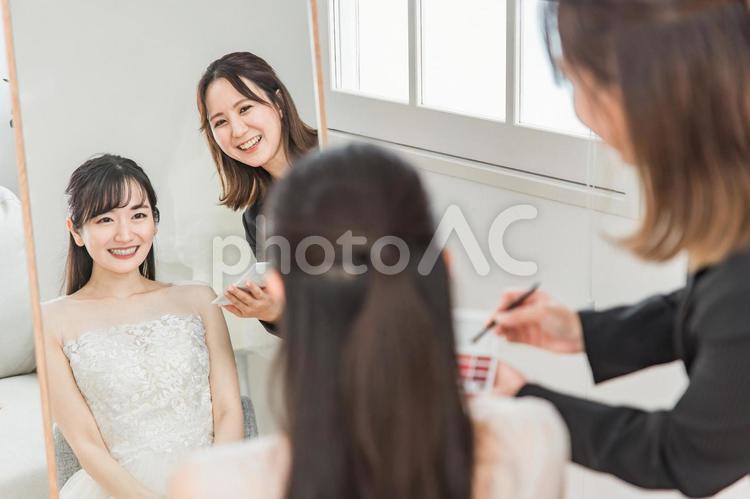 ブライズルームでメイクをする花嫁・新婦 ブライダル,ウェディング,結婚式の写真素材