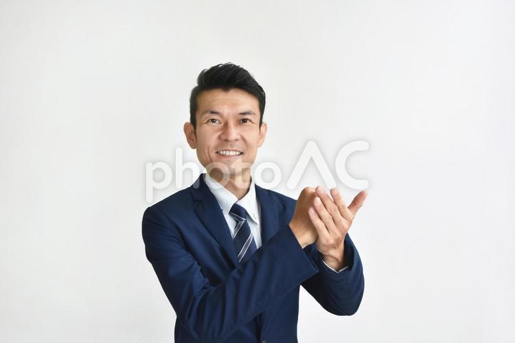 いいことを思いついたビジネスマン 思いつく,アイディア,ビジネスマンの写真素材