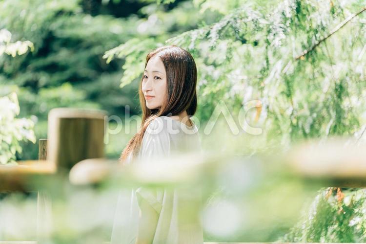 森の中を歩く日本人女性（ボタニカル） リラクゼーション,ボタニカル,森林セラピーの写真素材