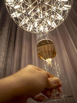 光とともに祝う夜の乾杯 シャンパン,乾杯,グラスの写真素材