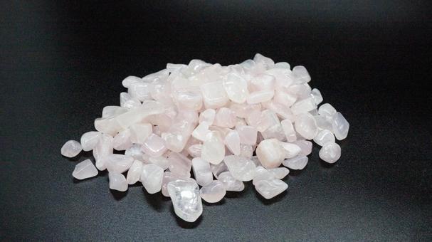 ローズクォーツさざれ石のマクロ写真 ローズクォーツ,さざれ石,パワーストーンの写真素材