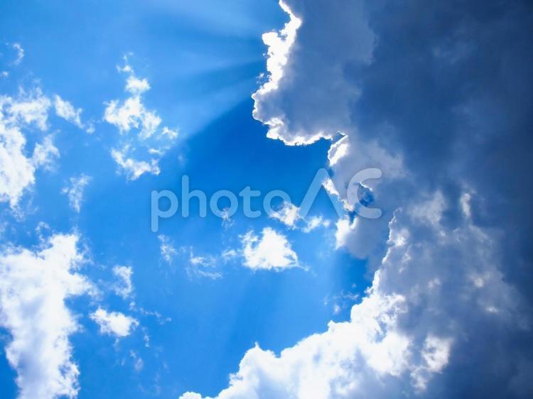 雨上がり　差し込む光 青空,太陽,光線の写真素材