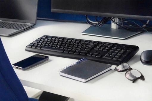 オフィス（デスクワーク）のイメージ オフィスワーク,会社,仕事の写真素材