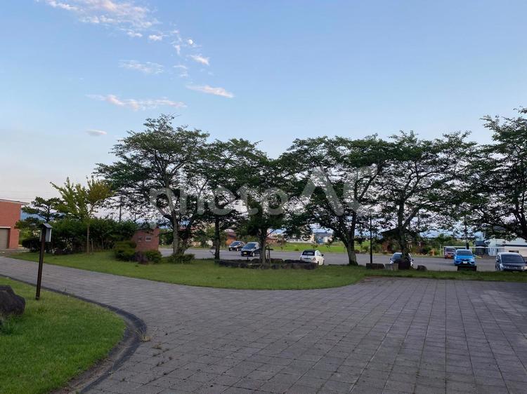 夕暮れの公園と駐車場 夕方,黄昏,池の写真素材