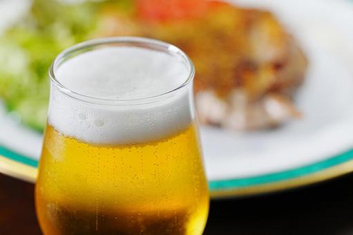 ビールとチキンステーキ ビールとチキンステーキ 食卓,食事,チキンステーキの写真素材