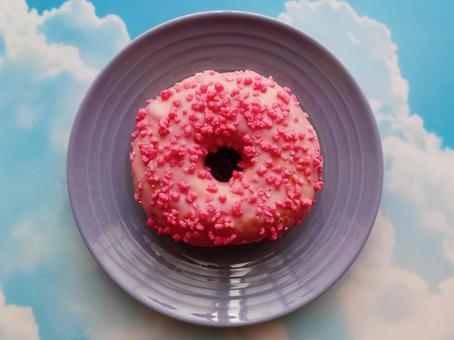 ピンクのドーナツ、青空の写真