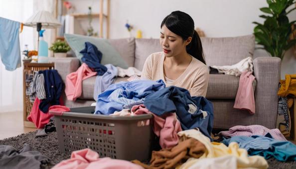 洗濯ものが散乱している女性の狭い部屋の写真