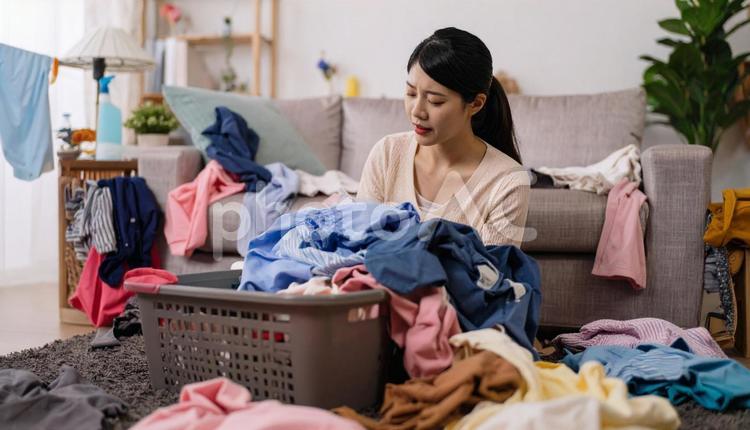 洗濯ものが散乱している女性の狭い部屋 断捨離,生前整理,汚部屋の写真素材