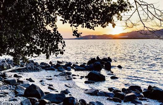 海の向こうに夕陽が沈む② 海の向こうに夕陽が沈む②の写真