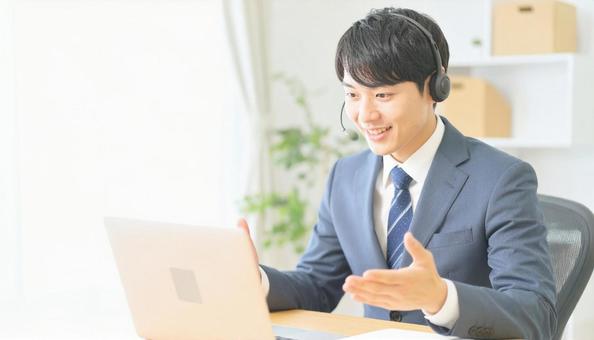 笑顔でリモートワークをするビジネス男性 笑顔でリモートワークをするビジネス男性の写真