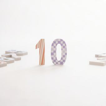 カラフルな立体数字「10」 カラフルな立体数字「10」の写真