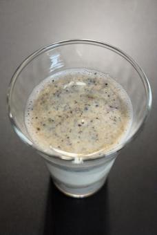 牛乳りんご酢に黒大豆きな粉と黒すり胡麻 牛乳りんご酢に黒大豆きな粉と黒すり胡麻 牛乳りんご酢,黒大豆きな粉,牛乳の写真素材