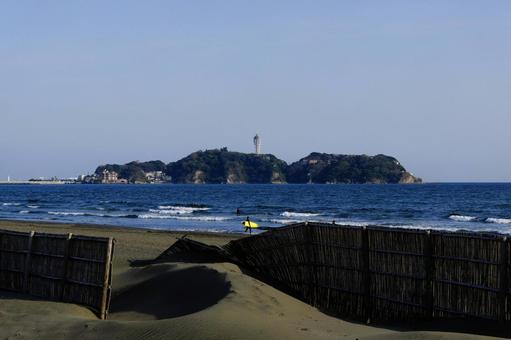鵠沼海岸からみた江の島 鵠沼海岸からみた江の島 湘南,海,鵠沼海岸の写真素材