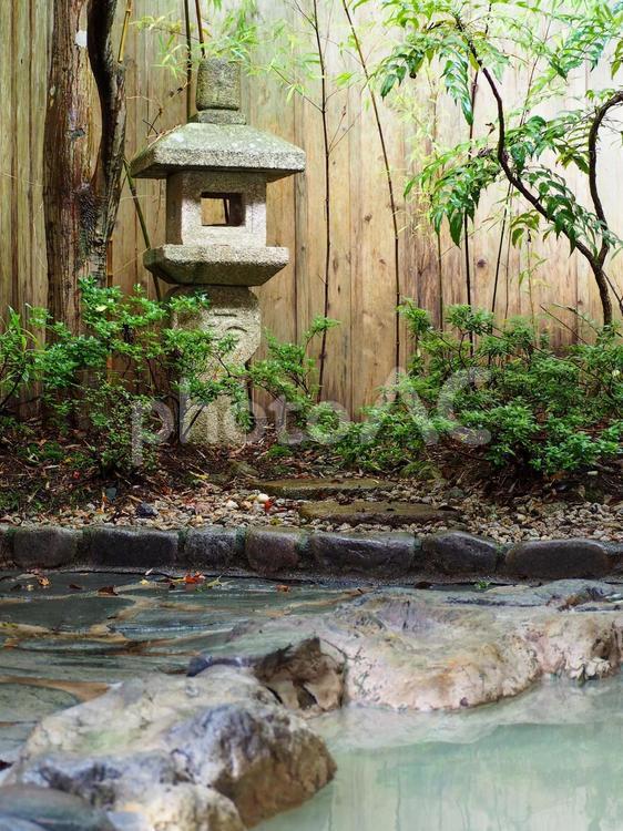 露天風呂と石灯籠の庭 露天風呂,温泉,旅館の写真素材