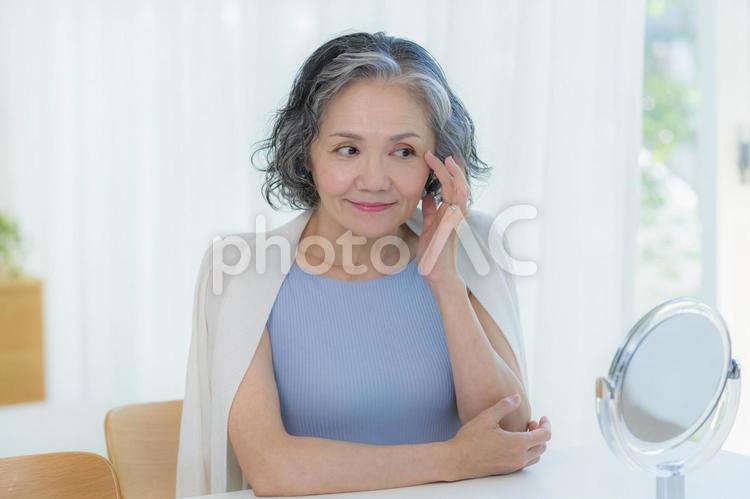 スキンケアをするシニア女性 美容,シニア,笑顔の写真素材
