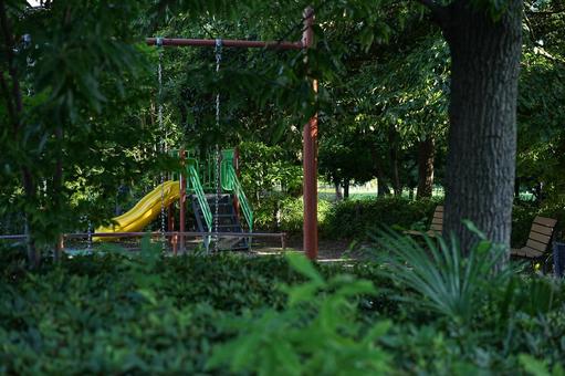 木に囲まれた夕方の公園　滑り台 公園,緑,滑り台の写真素材