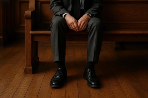 法廷で判決を待つ男性 法廷で判決を待つ男性の写真