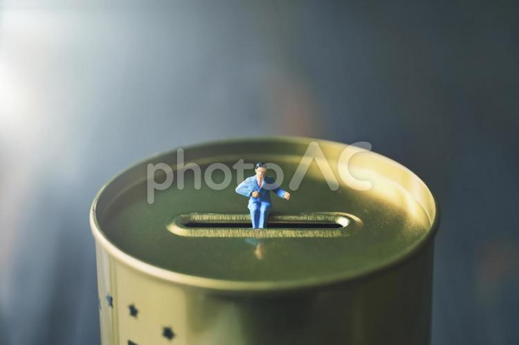 ミニチュアのビジネスマンと貯金箱 お金,貯金,貯金箱の写真素材