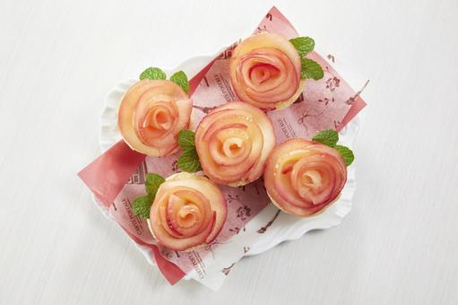 薔薇の花をあしらったアップルタルト 薔薇の花をあしらったアップルタルト アップルタルト,りんご,ローズタルトの写真素材