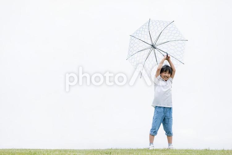 傘をさす男の子 傘,雨降り,雨傘の写真素材