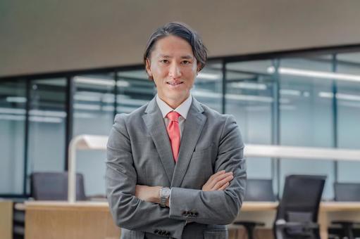 腕組するビジネスマン ビジネスマン,男性,スーツの写真素材