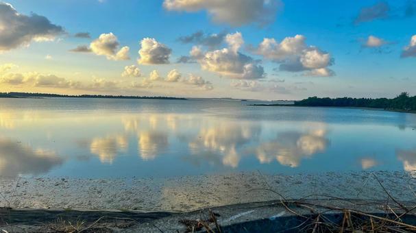 水面に映る雲たち 水面に映る雲たちの写真