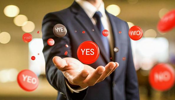 空中に浮かぶ「YES」を選ぶビジネスマン 空中に浮かぶ「YES」を選ぶビジネスマンの写真