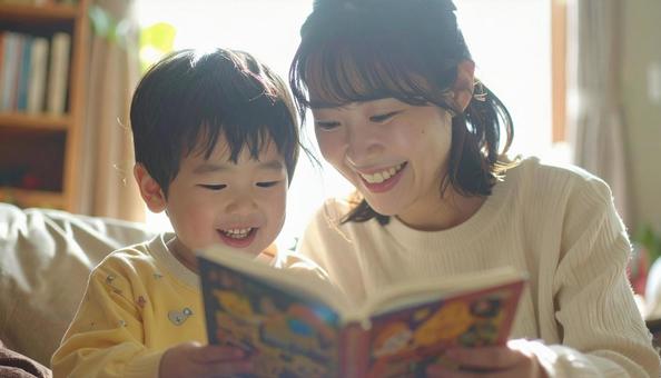 絵本を読む母親の写真