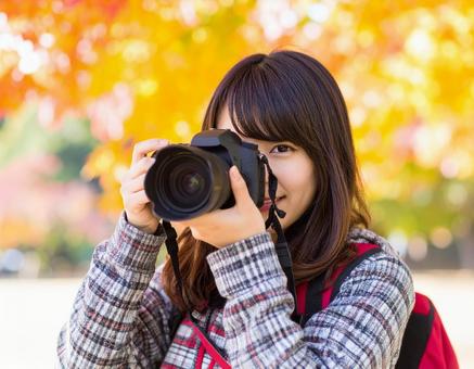 秋の風景を撮影するカメラ女子 秋の風景を撮影するカメラ女子の写真