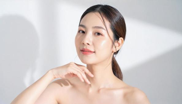 日差しをまぶしく感じて光を見る日本人女性の写真