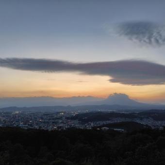 夕日で染まる空 夕日で染まる空の写真