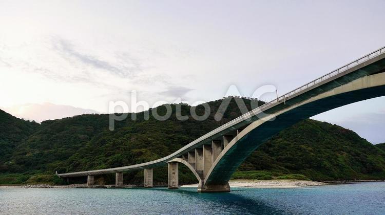朝に撮影した阿嘉大橋と慶留間島 慶留間,阿嘉大橋,海の写真素材