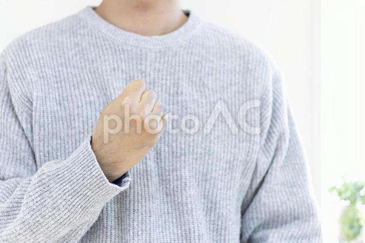 セーターを着て握り拳する男性（30代 セーター,男性,ニットの写真素材