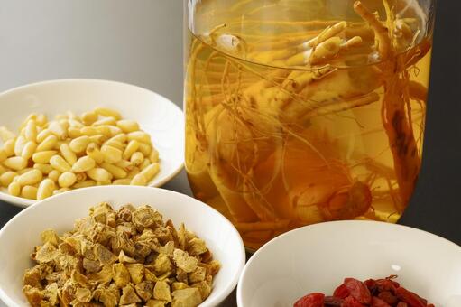 高麗人参の薬用酒と薬膳の食材 薬膳,漢方,和漢の写真素材